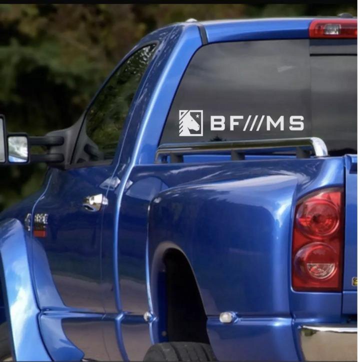 Adesivo branco BF///MS aplicado no vidro traseiro de uma caminhonete Dodge RAM azul